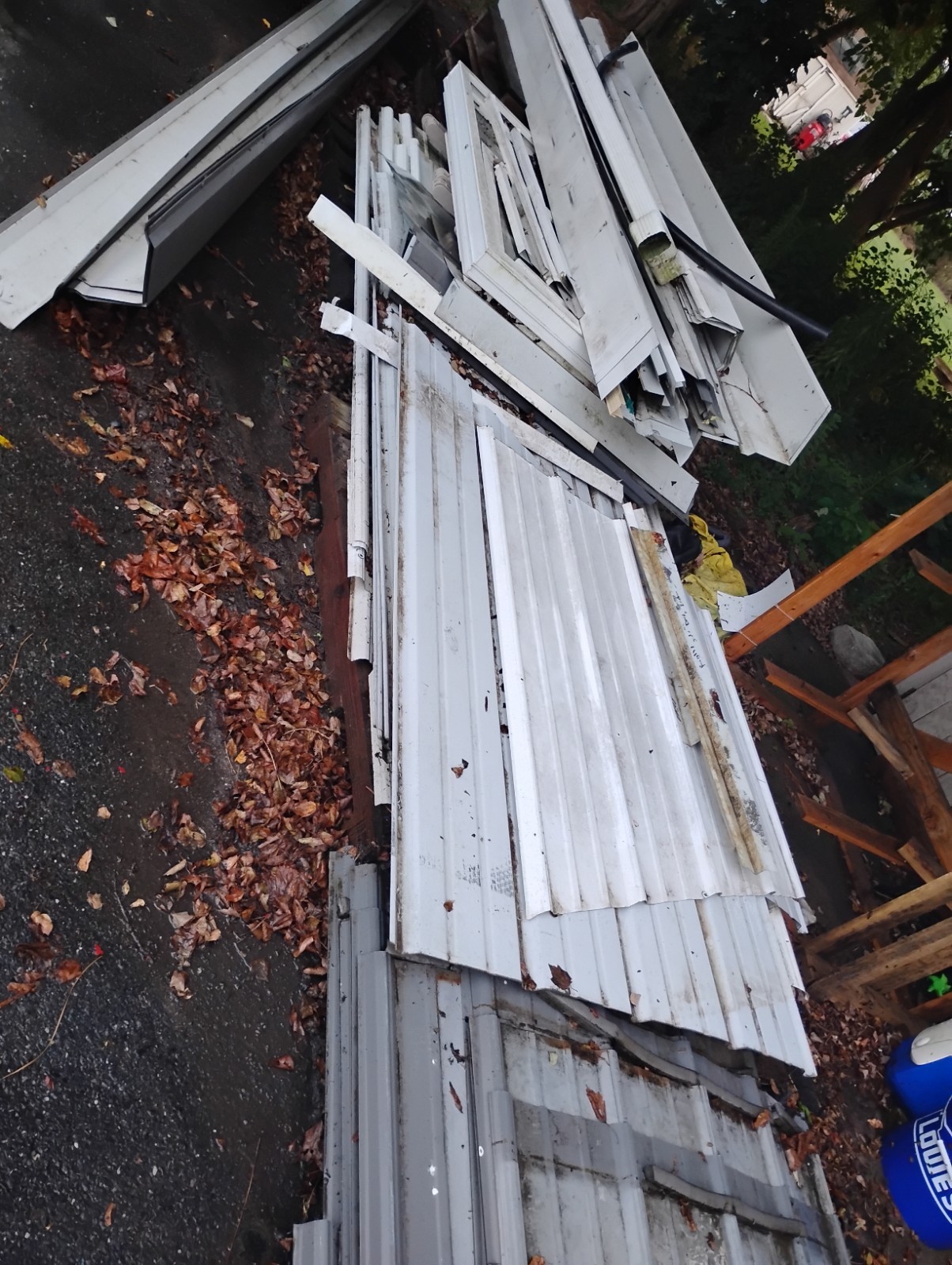28’x28′ Pole Building. Trusses, 2x4s, Roofing/Siding Panels. Wood Framing.