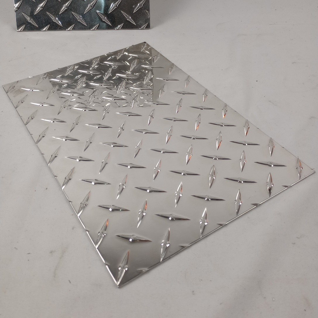 Diamond Plate Tread Brite Aluminum 8″ x 12″ 3003 .063 16 Gauge Chrome Polish