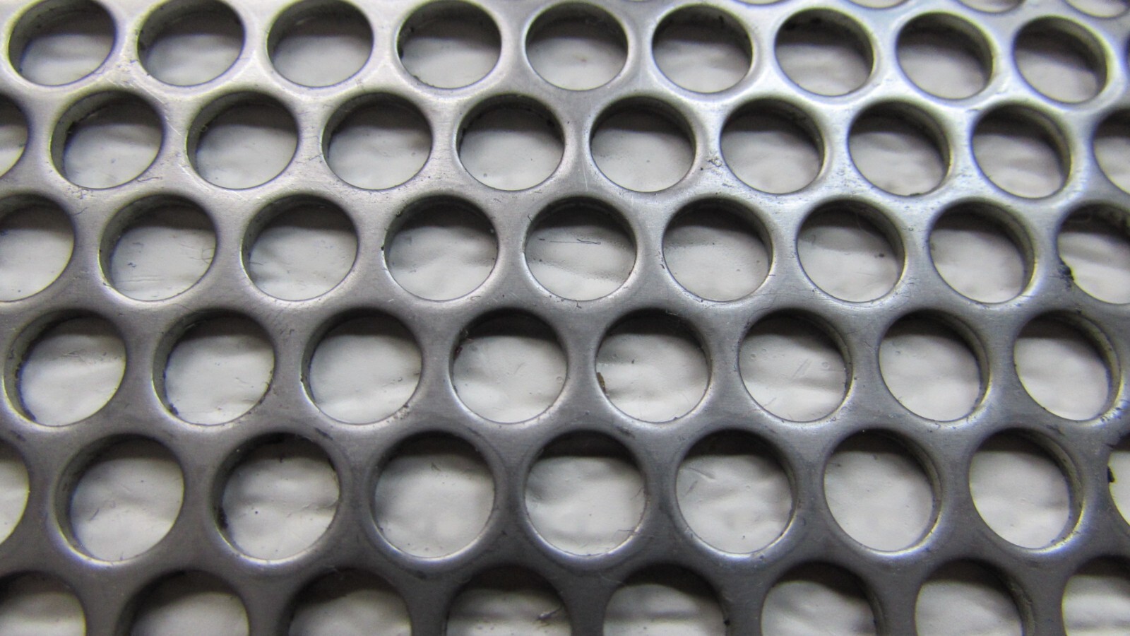 1/4″ HOLES 16 GAUGE 304 STAINLESS STEEL PERFORATED SHEET–10-3/4″ X 24″