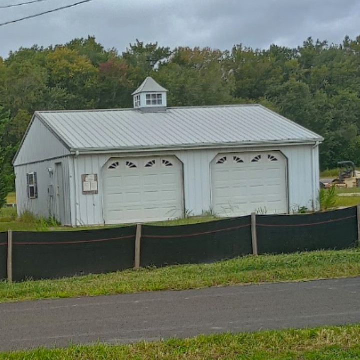 28’x28′ Pole Building. Trusses, 2x4s, Roofing/Siding Panels. Wood Framing.