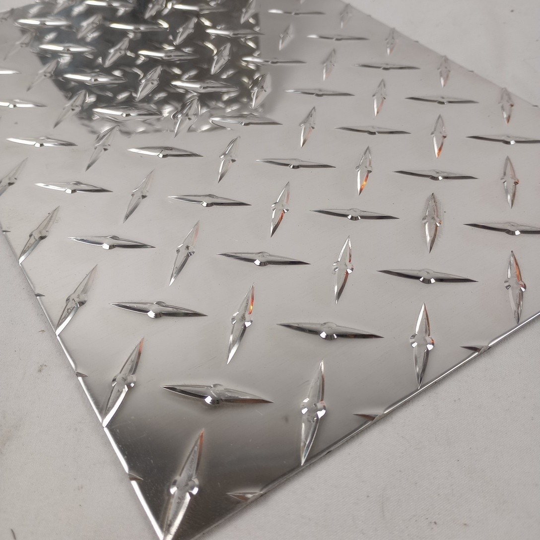 Diamond Plate Tread Brite Aluminum 8″ x 12″ 3003 .063 16 Gauge Chrome Polish