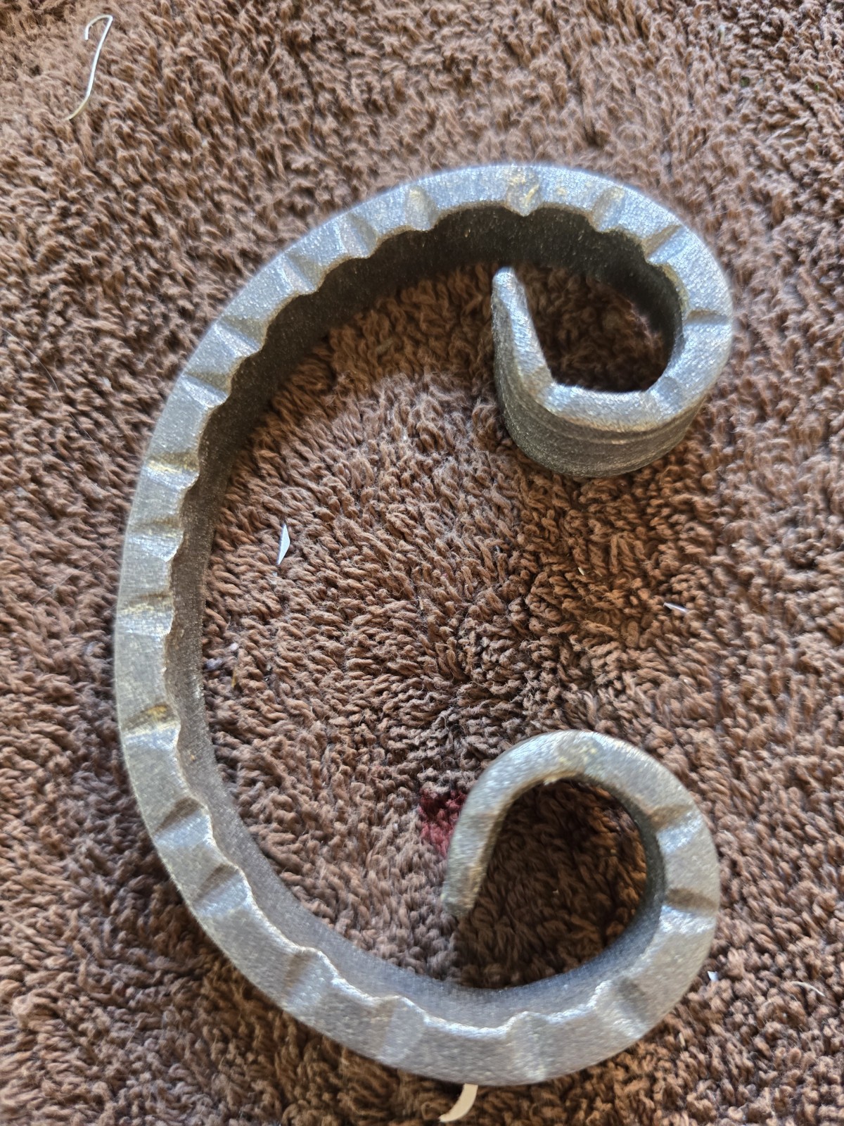 4 Pic Forged Steel C Scroll with Scored Ends. 2-9/16″ W, 3-15/16″ H, .31 lbs 
