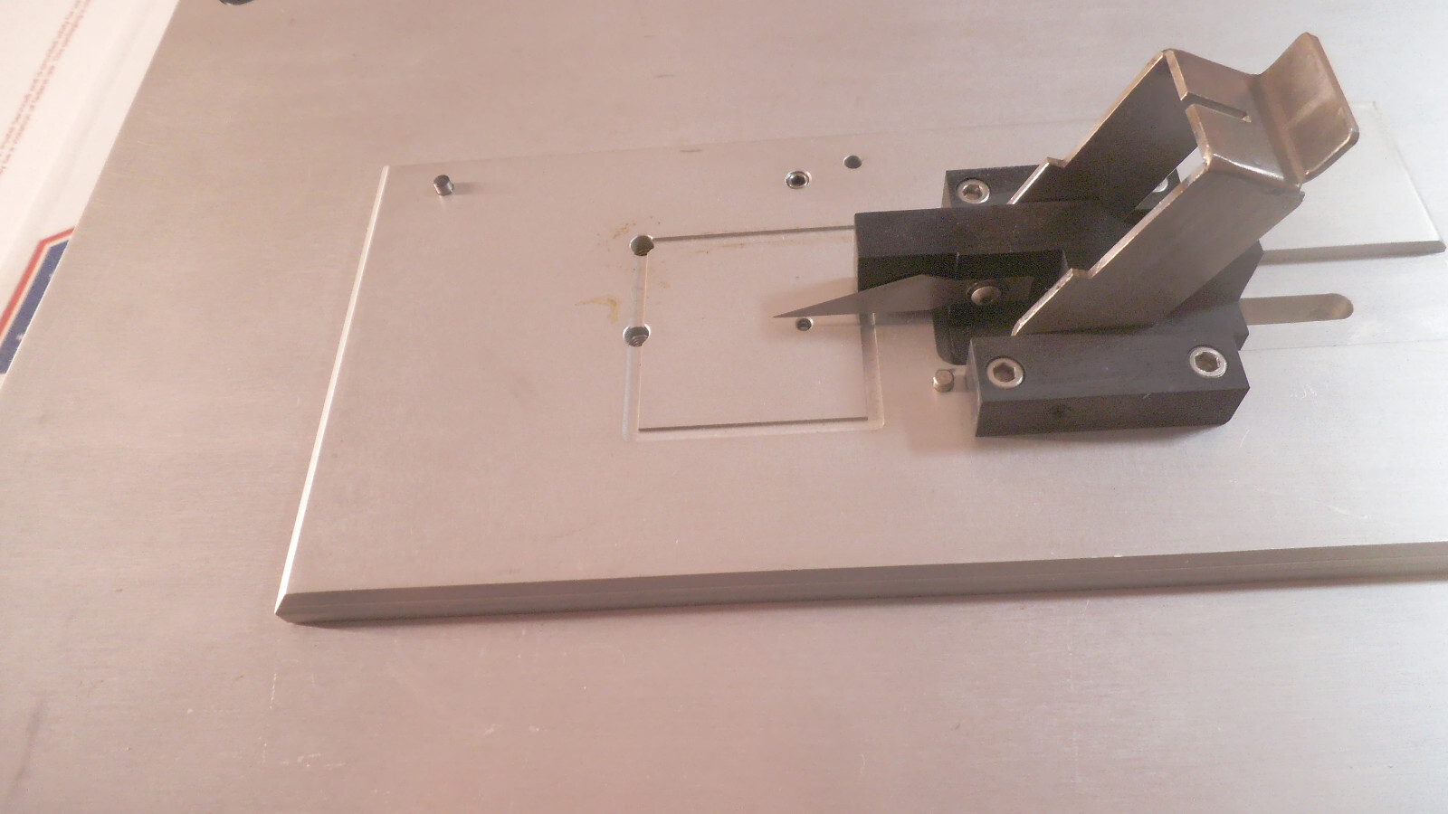 Aluminum table with blade cutting fixture and vacuum 12-1/2″ x 8-1/2″ x 4-1/2″