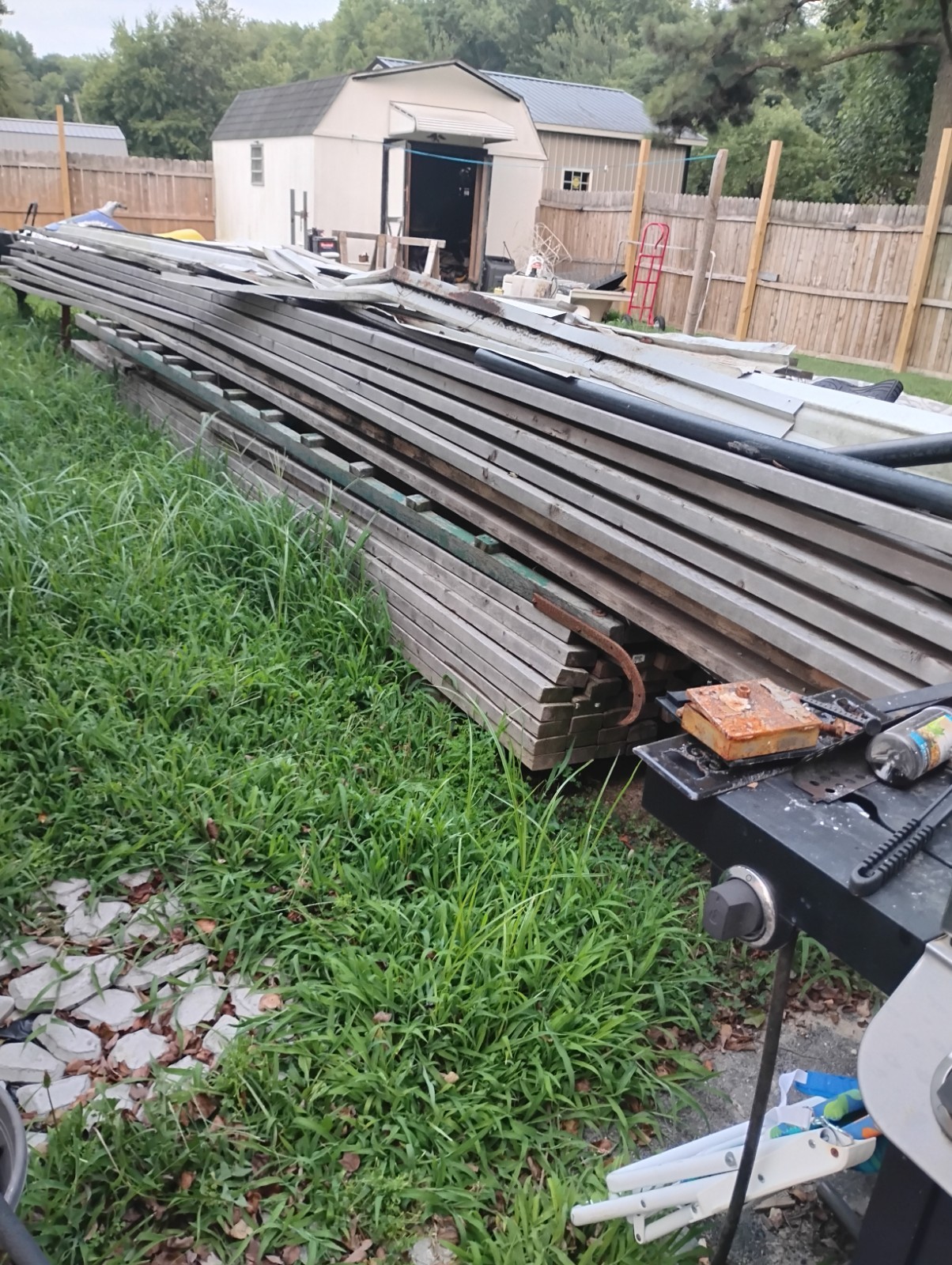 28’x28′ Pole Building. Trusses, 2x4s, Roofing/Siding Panels. Wood Framing.