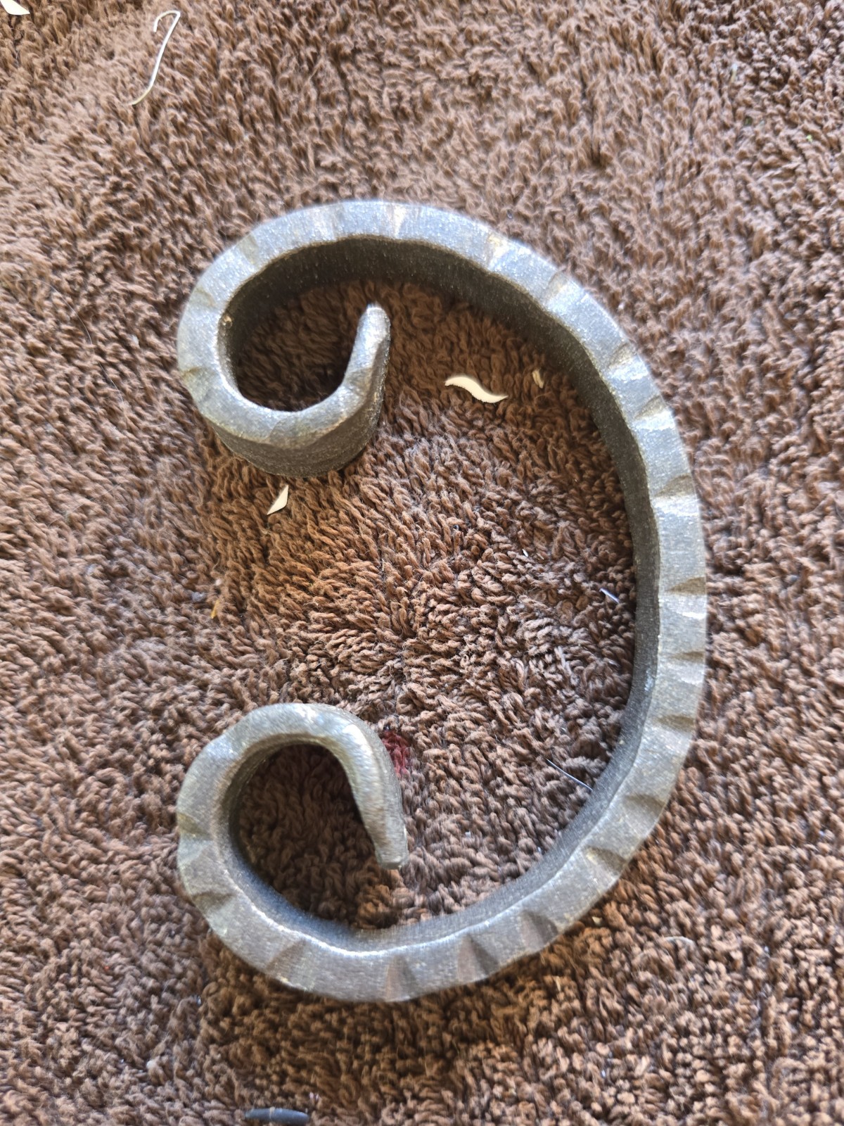 4 Pic Forged Steel C Scroll with Scored Ends. 2-9/16″ W, 3-15/16″ H, .31 lbs 