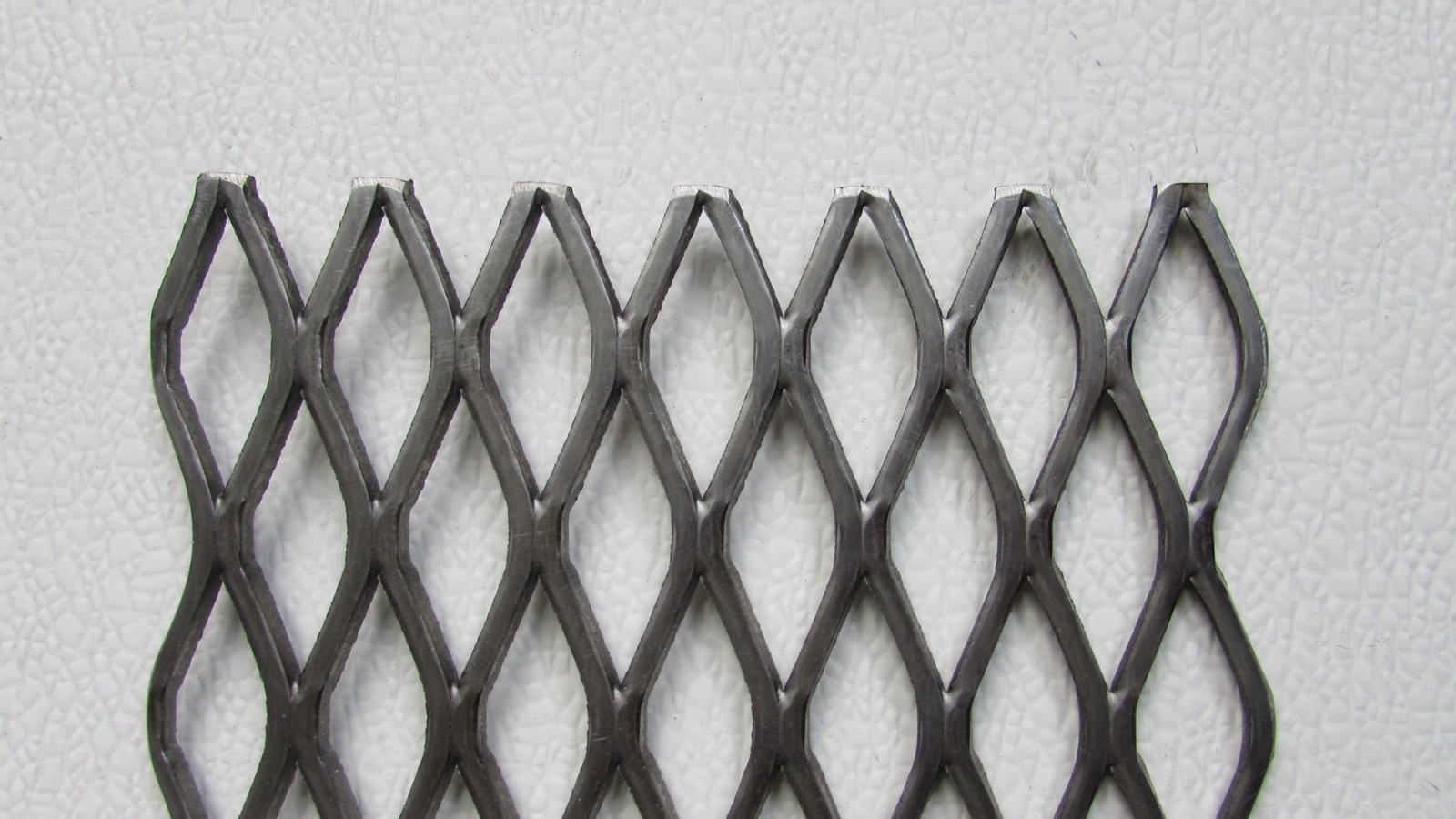 3/4#9 304 STAINLESS STEEL FLATTENED EXPANDED METAL–6-1/2″ X 20-3/4″