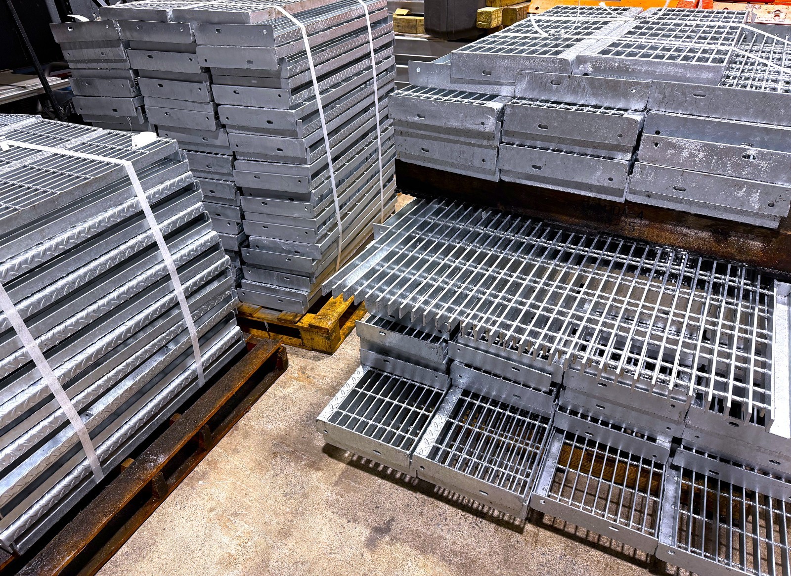 Steel bar grating galvanized stair tread size 36″ x 12″ X 1-1/4″