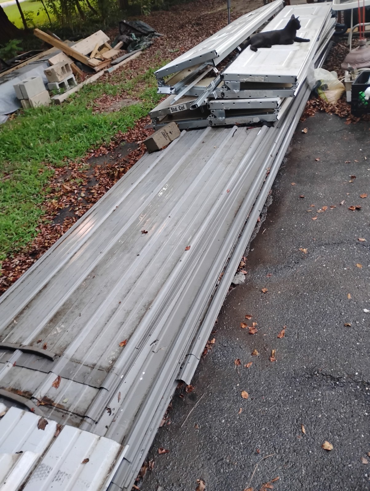 28’x28′ Pole Building. Trusses, 2x4s, Roofing/Siding Panels. Wood Framing.