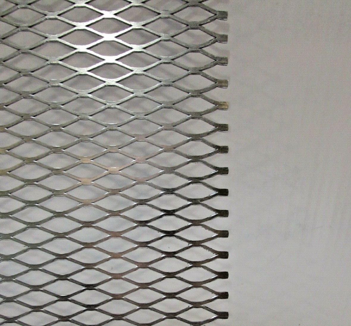 1/2-#16. 304 STAINLESS STEEL FLATTENED EXPANDED METAL–6-1/4″ X 22″